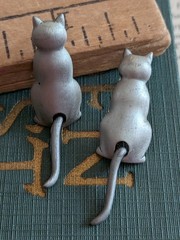 Vtg JJ Dangling Tail Articulated Kitty Cat Kitten Post Earrings Brushed Metal