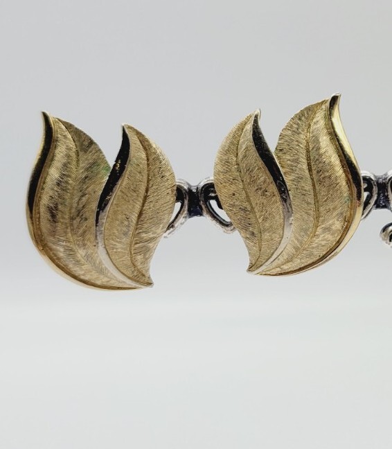 Crown Trifari Clip Earrings Brushed Gold Swirl Flame Vintage 1 in