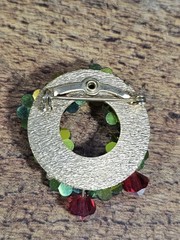VTG Goldtone Wired Margarita Floral Rivoli Glass Open Wreath Brooch, 1.5″