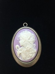 VTG. STYLE CAMEO PENDANT CARVED WHITE LEFT FACING ON PINK 1.5″