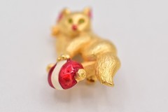 Vero Vintage Christmas Kitten Pin Brooch Cat Brushed Gold Red Bow Signed BinBP