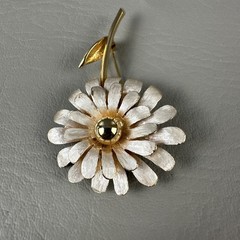 Vintage Brooch Earrings Set Gold Tone Daisy Flower Brushed Satin Clip On
