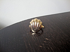 VTG 1970s SCALLOPED SEASHELL GOLD TONE HINGED W/ SAFETY CATCH DRESS/SCARF CLIP