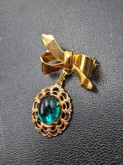 Vintage Gold Tone Bow Brooch with Emerald Green Glass Cabochon Dangle