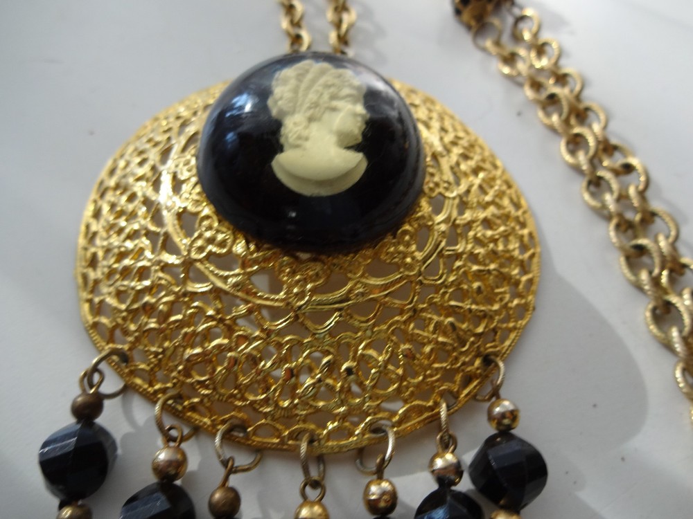 Vtg 60’s Huge Runway Cameo Pendant Necklace Gold Tone Cabochon W Tassel Chain
