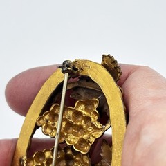 Mid Century Gold Tone Grape Cluster Brooch Pin Vineyard Leaf Vintage 40s-60s