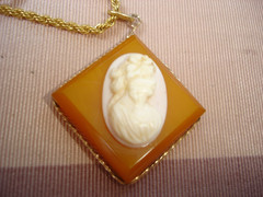 Vintage 1 In. Butterscotch BAKELITE Shell CAMEO Pendant Gold Tone Chain Necklace