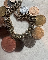 Vintage 50s Chunky Loaded Coin Charm Bracelet 17 Real Coins International 88g H3