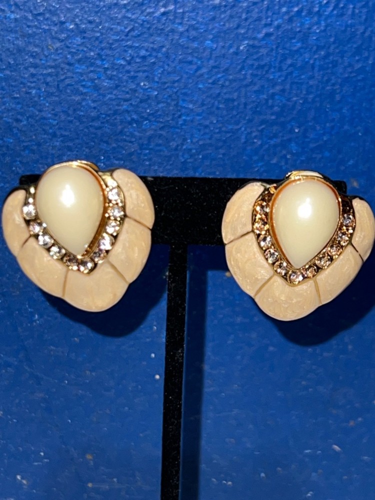 Vtg Shell Shaped Creamy Beige Clip-on Earrings w/ Faux Pearl & Rhinestones
