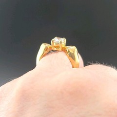 Vtg Sz 6 Ring Cubic Zirconia Solitaire w/ Accents Fashion Jewelry Unique Design