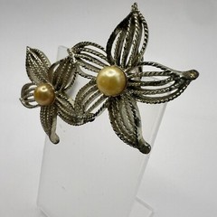 Vintage Sarah Coventry Gold Tone Flower Clip-On Earrings Faux Pearl Center 1960s