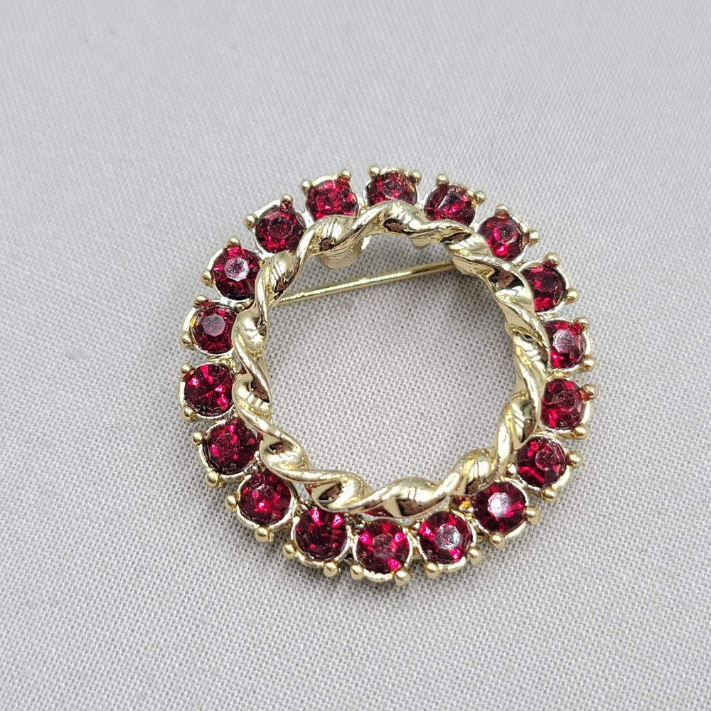 Vintage Gerry’s Red Rhinestone Open Circle Wreath Brooch Gold tone 1.5″