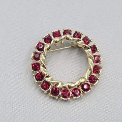 Vintage Gerry’s Red Rhinestone Open Circle Wreath Brooch Gold tone 1.5″