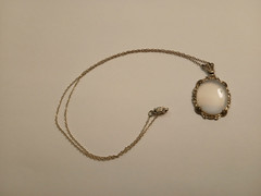 VINTAGE STERLING SILVER / OPALITE STONE INSET PENDANT NECKLACE.