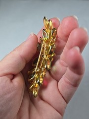 Vintage UNSIGNED Open Back Green Rhinestone Gold Tone Brooch LEAF PIN