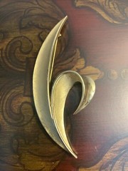 VTG Crown Trifari Brushed Gold Tone Split Leaf Pin Brooch 1955-1969 Philippe Era