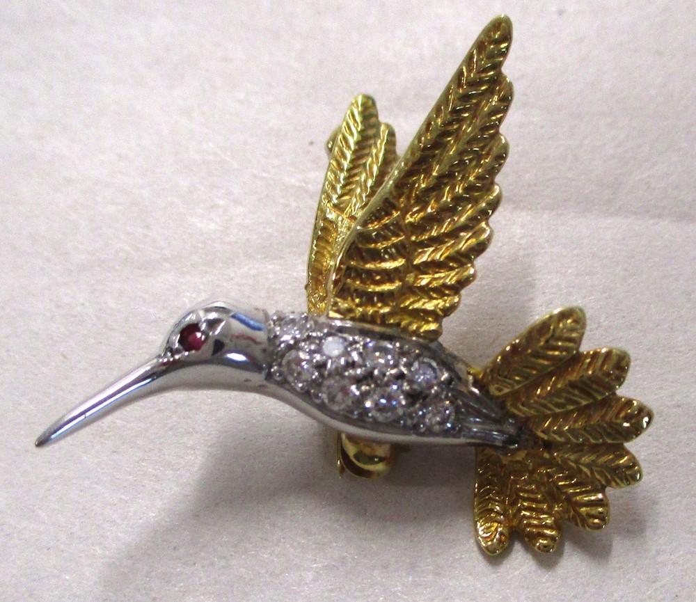 18K TWO COLOR DIAMOND HUMMINGBIRD PIN 3.0 dwt RUBY EYE