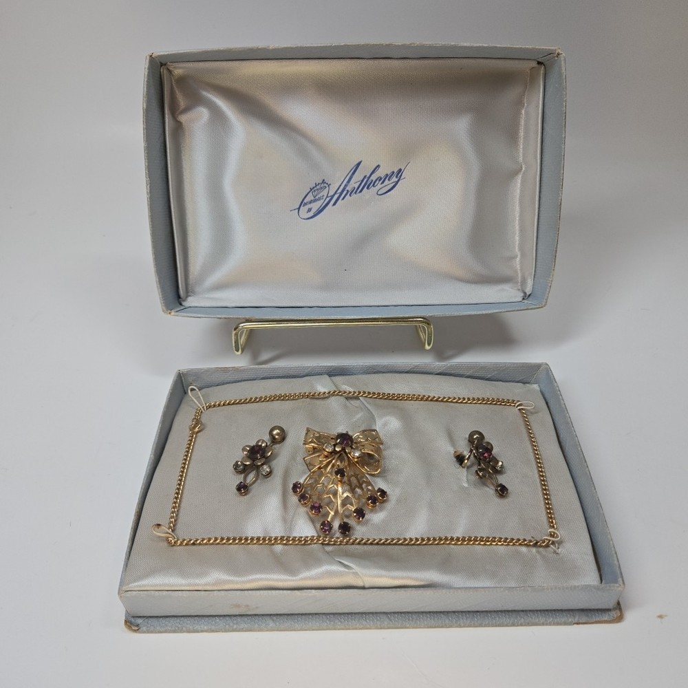 VINTAGE ANTHONY Goldtone Jewelry Set w/ Necklace & Earrings Red Stones