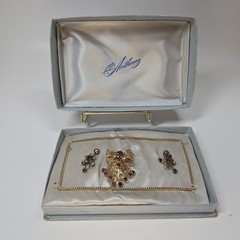 VINTAGE ANTHONY Goldtone Jewelry Set w/ Necklace & Earrings Red Stones