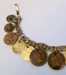 VINTAGE 1950’S FOREIGN COINS 7″ CHARM BRACELET