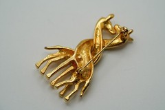 Vintage Gold and Cream Enamel Giraffe Lovers Brooch 4.6cm JB39