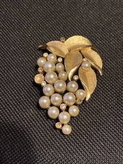 Crown Trifari Brooch Gold-tone Faux Pearls & Diamante Grape Bunch 1955-1969