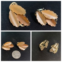 VTG CREAMY BEIGE THERMOSET LUCITE LAYERED LEAVES CLIP-ON EARRINGS ~ 1 1/4″