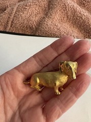 ADORABLE VINTAGE GOLD TONE CROWN TRIFARI DASCHOUND DOG BROOCH