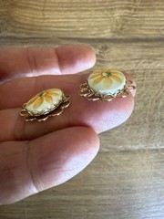Vintage Clip On Earrings Porcelain Daisy Flower Gold Tone Very Good Condition