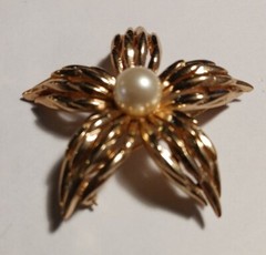 Vintage CROWN TRIFARI Goldtone and Faux Pearl FLOWER Brooch 1955 – 1969