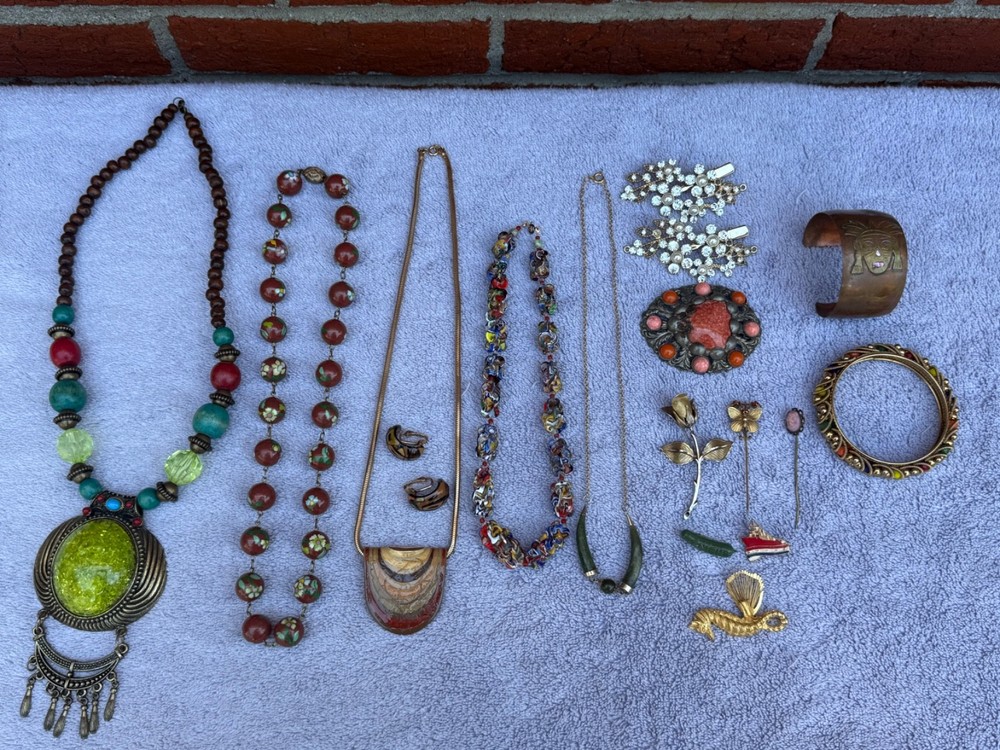 Estate Find Costume Jewelry Lot-Necklaces-Brooches-Bangles -17 Pieces