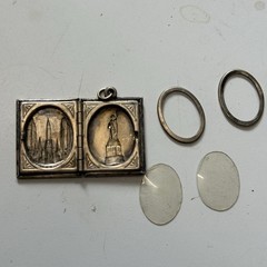Vintage New York Souvenir Book Locket Die-Struck Statue Liberty Skyline c1935-45