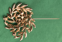 Vintage Signed Lisner Gold Tone Leaves Faux Pearl Brooch Pin 1 3/4″