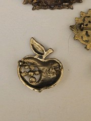 5 Brooches Vintage One Signed AAi