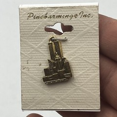 Vintage Pincharmingo NY New York Skyline World Trade Center Goldtone Charm