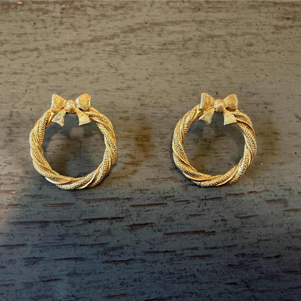 Vintage Gold Tone Christmas Wreath Bow Stud Earrings Festive Holiday Jewelry