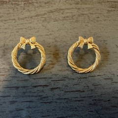 Vintage Gold Tone Christmas Wreath Bow Stud Earrings Festive Holiday Jewelry