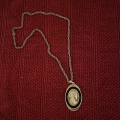 Vintage 1975 Avon Silhouette Greek Cameo Pendant Necklace Goldtone & Black
