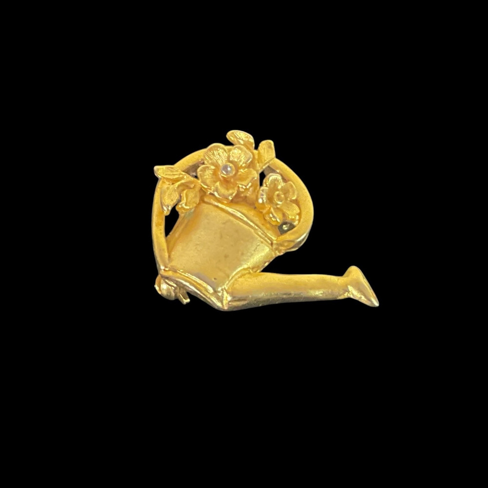 Vintage Gold-tone Watering Can Brooch Floral Garden Pin 33x24mm
