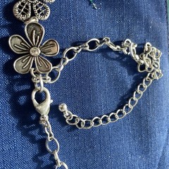 Vintage‑Style Silver Filigree Floral Necklace –Rhinestones Adjustable Length