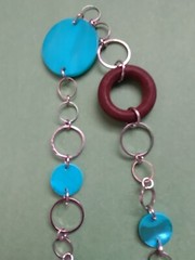 Turquoise Colored SHELL & Wooden Beaded Necklace In Silver Tone