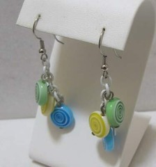 Vtg Green Yellow Blue Bull’s-Eye Inlaid Plastic Disks White Chain Dangle Earring