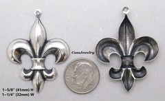 #1635 LARGE ANTIQUED STERLING SILVER PLATED FLEUR DE LYS W/TOP HANG RING – 4 Pcs