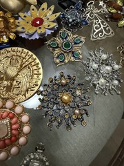 Vintage Jewelry Lot Estate Brooches/Pins 68 Pcs – Beautiful. Floral, Holiday Etc