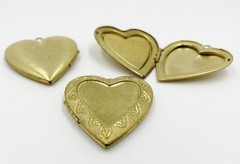 VINTAGE BRASS HEART VICTORIAN SCROLL FRAME INSET CENTER 43mm LOCKET PENDANT 5298
