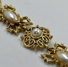 Florenza Vintage 7” Signed Faux Pearls Goldtone Ornate Bracelet (1407)