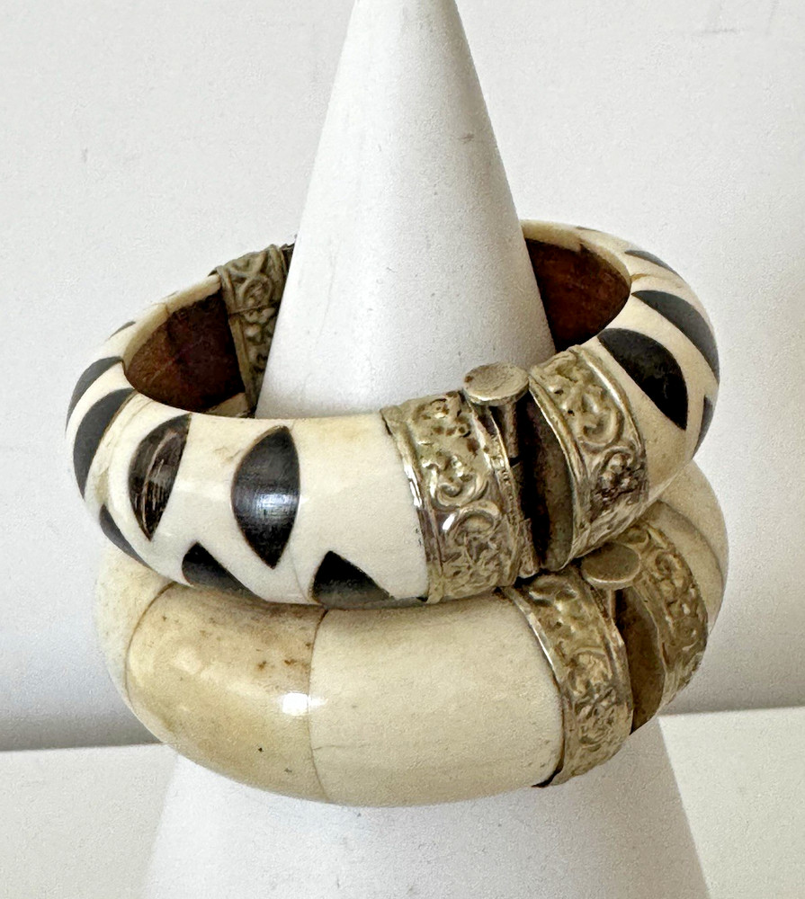 Vintage Boho Chunky Bovine Bone & Horn Hinged Bangle Bracelets – Set of 2