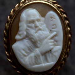 UNUSUAL VINTAGE 9K GOLD SHELL CAMEO RING MOSES & TABLETS COMMANDMENTS