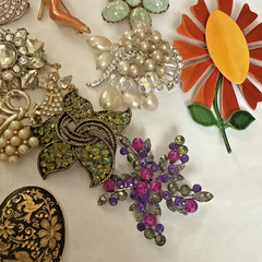 Vintage To Now Lot Of 18 Unsigned (1 signed) Gorgeous Brooch & Pin