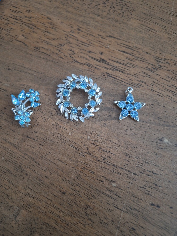 Vtg 1950s-1960s 3 Piece Jewelry Set 2 Brooches 1 Pendant No Chain Silver Blue